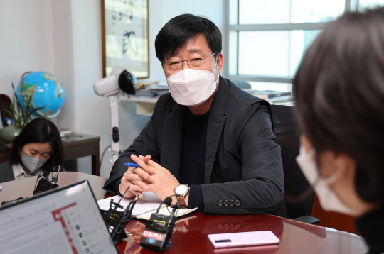 국민의당 선거대책위원회 총괄선대본부장인 이태규(가운데) 의원이 23일 국회 의원회관에서 '이달 초 안철수 대선후보의 사퇴를 조건으로 이준석 국민의힘 대표로부터 합당 제안을 받았다'는 내용의 긴급 기자회견을 갖고 있다.<공동취재·연합뉴스>